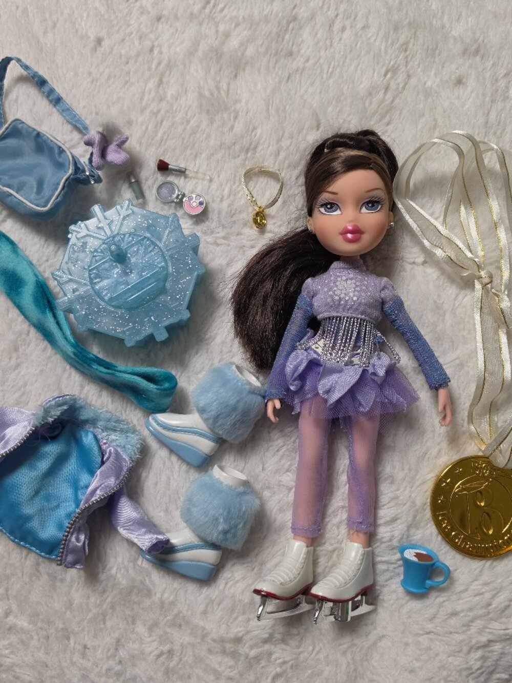 Bratz On Ice Champions Dana Doll 2006 Figure Skater Stand Jacket